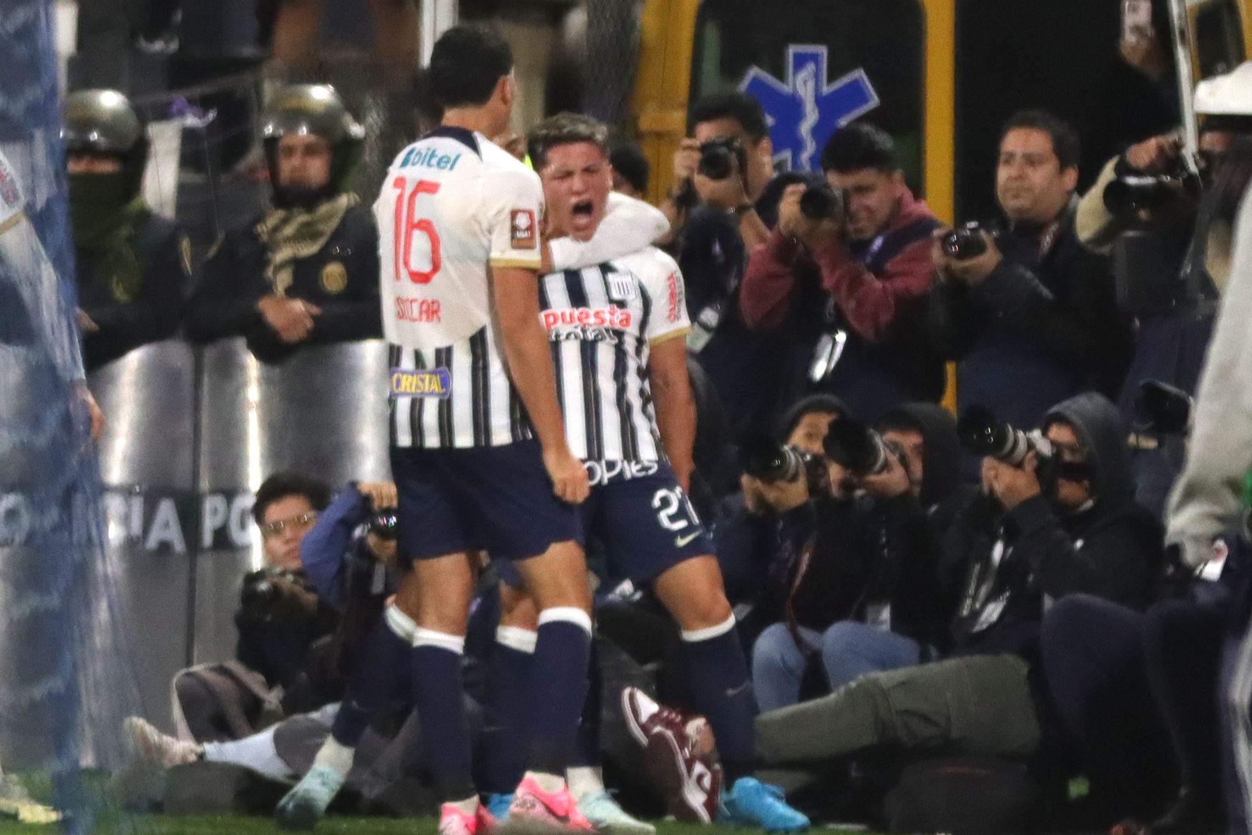 Alianza Lima Golea Al Cienciano Del Cusco Y Toma La Punta Del