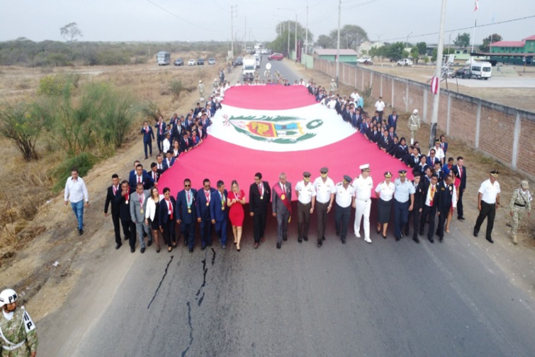 Con visita al museo militar, paseo de la bandera y desfile recordaron